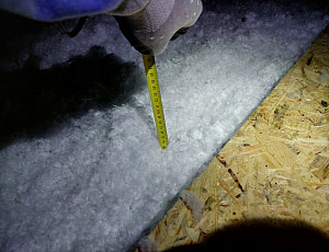 Zateplení stropu bytového domu pomocí foukané izolace